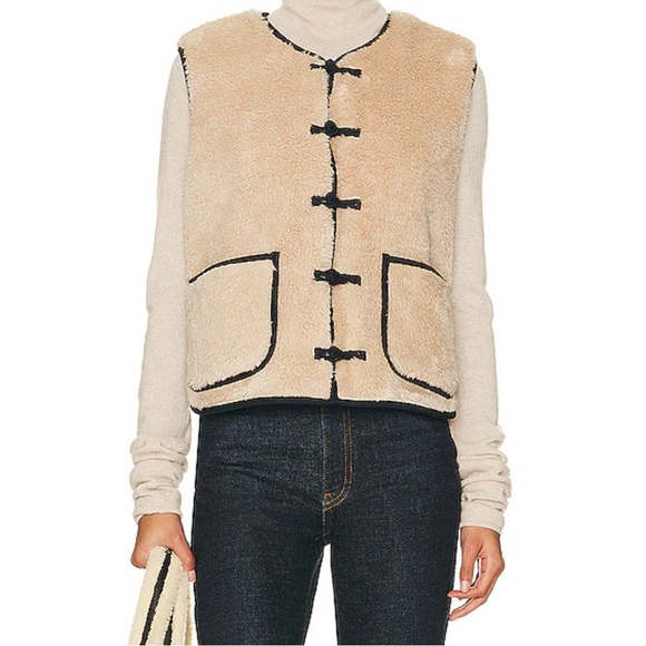 Re/Done Jackets & Blazers - RE/DONE Knot Front Sherpa Vest in Natural | FWRD